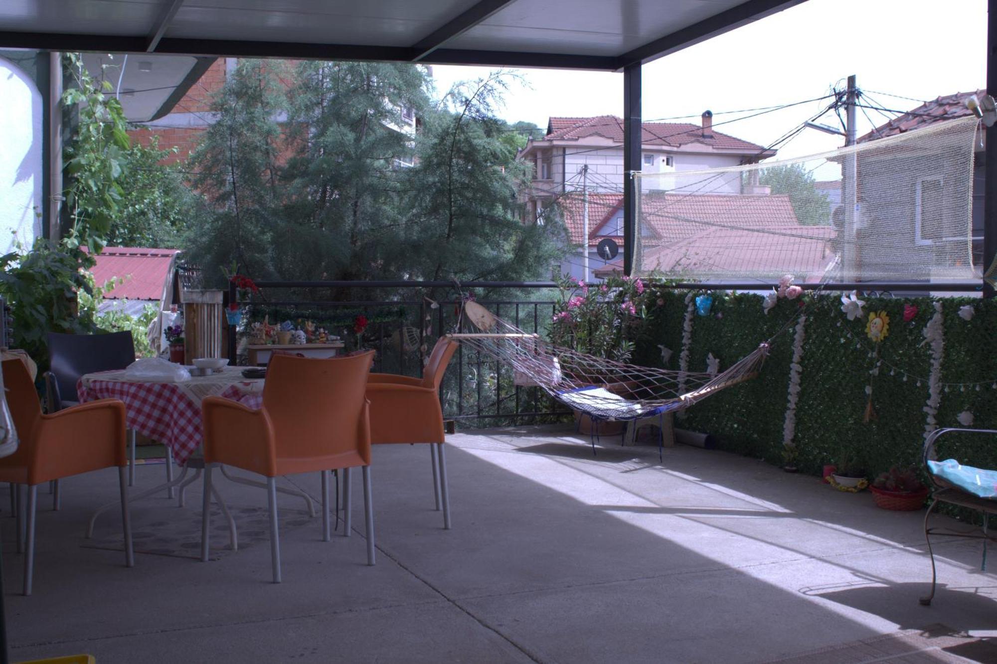 Bed and Breakfast Adem'S Cozy Terrace Retreat Скопье Экстерьер фото